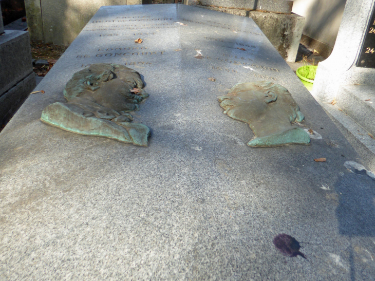 Le cimetière de Montmartre : tombeau des frères Goncourt - Paris 18e Arrondissement