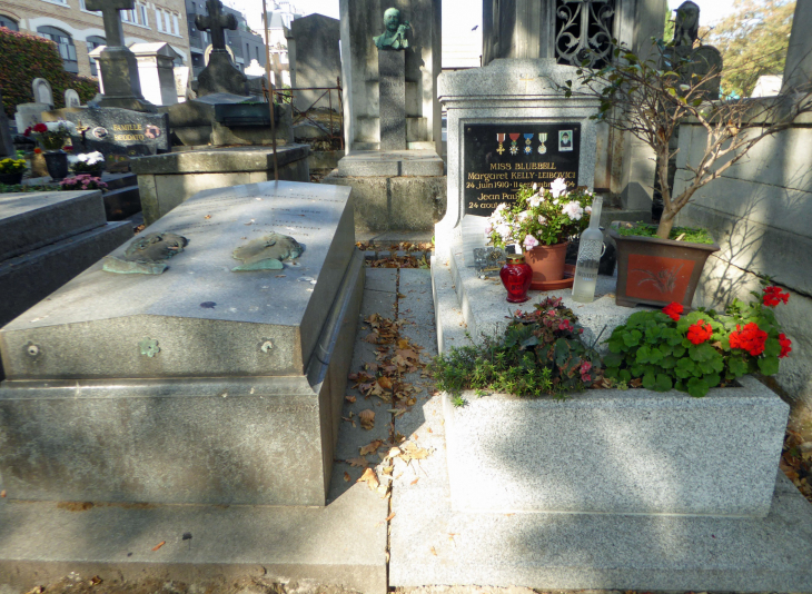 Le cimetière de Montmartre : la fondatrice des Blue Belle Girls à côté des frères Goncourt - Paris 18e Arrondissement