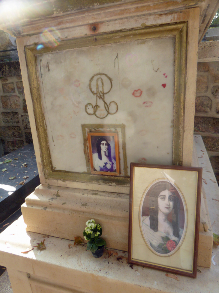 Le cimetière de Montmartre : tombe de Marguerite Gauthier la Dame aux Camélias - Paris 18e Arrondissement