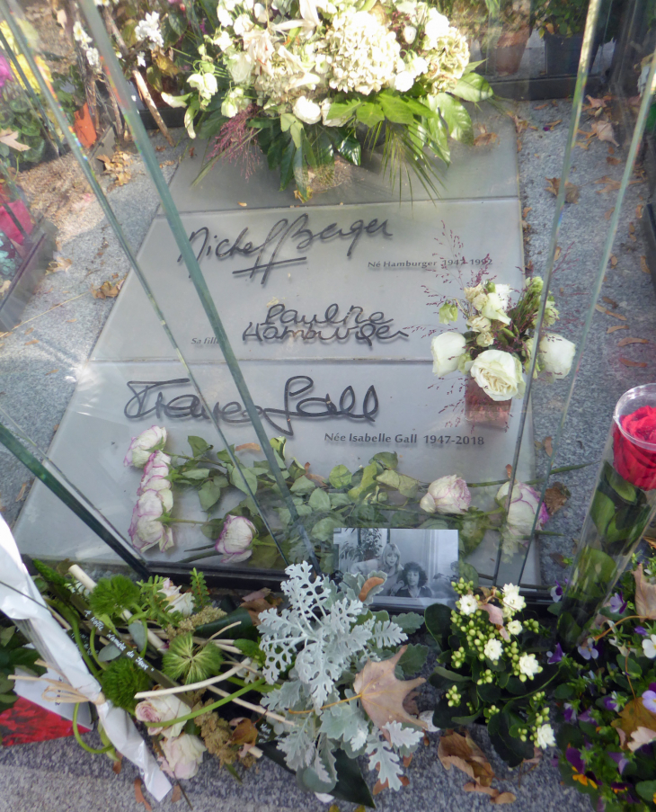 Le cimetière de Montmartre : le tombeau de Michel Berger, France Gall et leur fille Pauline - Paris 18e Arrondissement