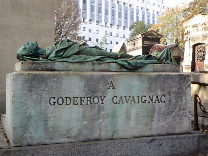Le cimetière de Montmartre : le gisant de Caveignac sculpté par RUDE - Paris 18e Arrondissement
