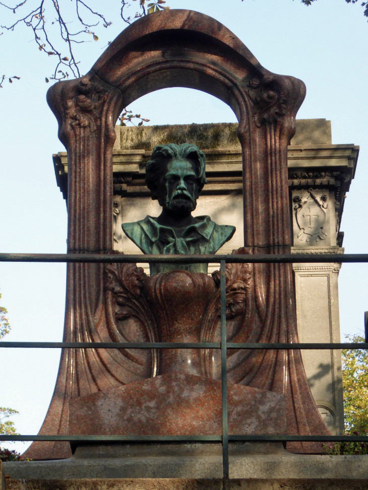 Le cimetière de Montmartre : le monument d'Emile Zola - Paris 18e Arrondissement