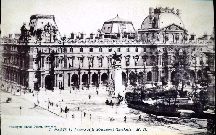 Le Louvre et le Monument Gambetta, vers 1919 (carte postale ancienne). - Paris 1er Arrondissement