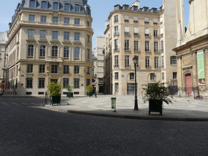 La place devant La basilique Notre Dame des Victoires - Paris 2e Arrondissement