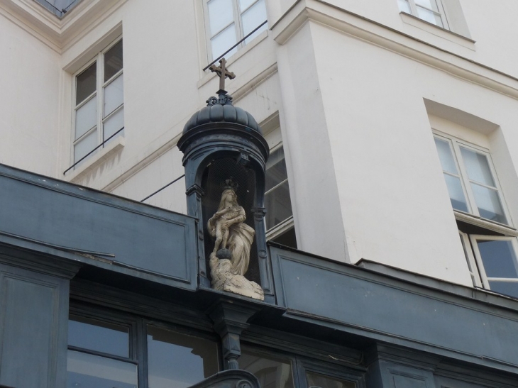 Sur un facade , autour  de la place à ND des Victoires - Paris 2e Arrondissement