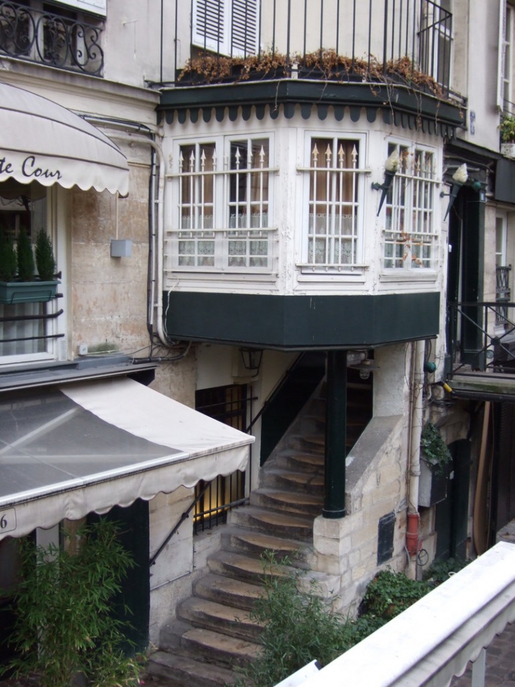 Rue Mabillon, la petite cours - Paris 6e Arrondissement