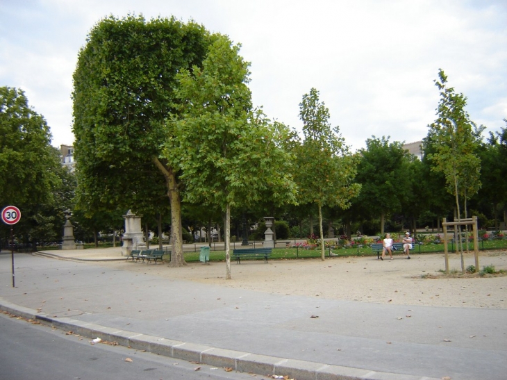 Le long du Champs de Mars - Paris 7e Arrondissement