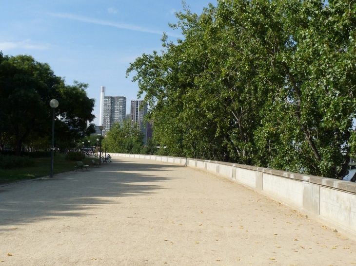 Le long du quai Branly - Paris 7e Arrondissement