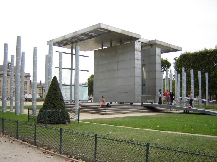 Le mur pour la paix, au Champs de Mars - Paris 7e Arrondissement