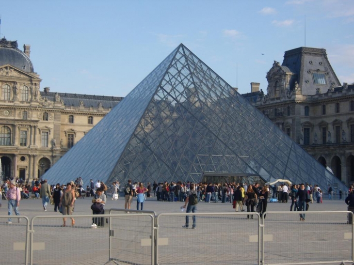 La pyramide du Louvre - Paris