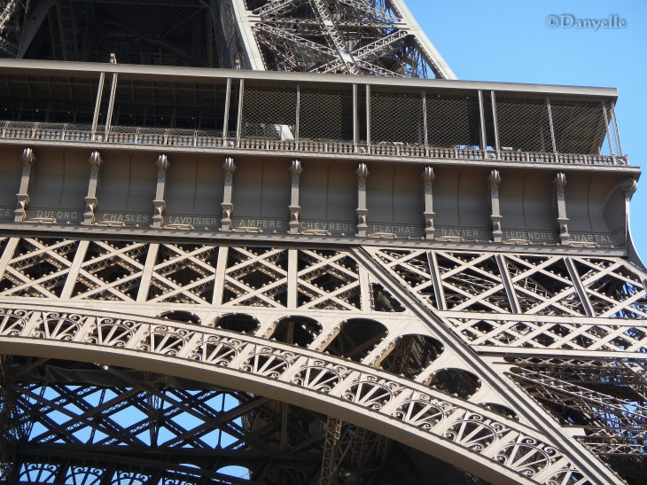 Noms des savants inscrits sur la tour Eiffel (il y en a sur les quatre côtés ) - Paris
