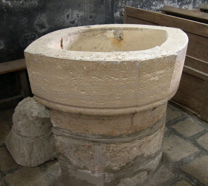Les fonts baptismaux - Beaumont-du-Gâtinais