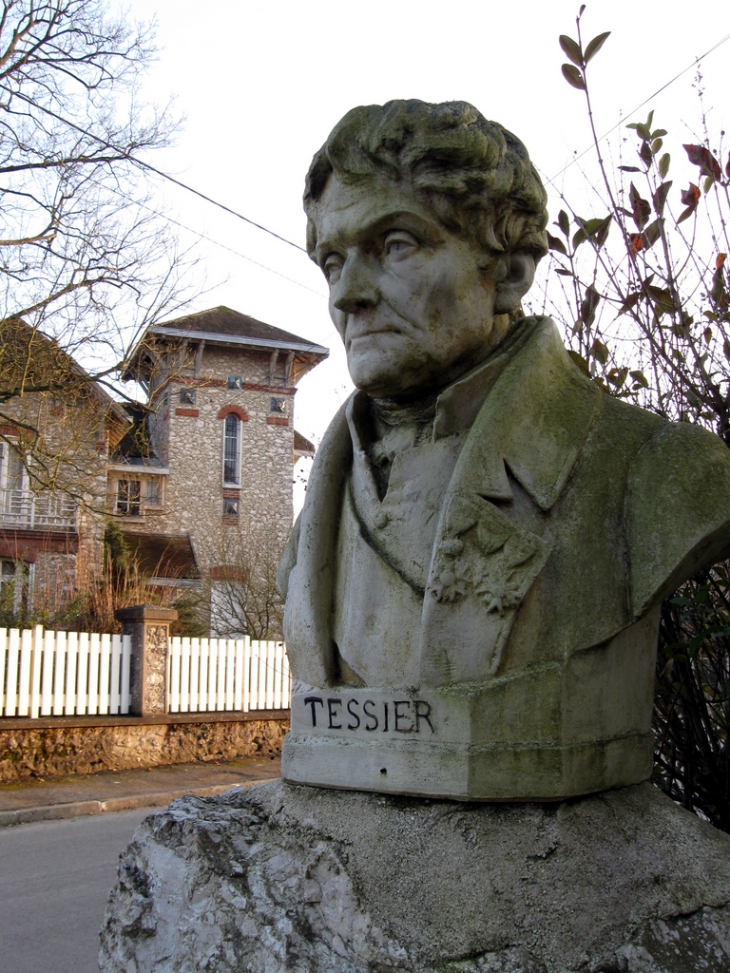 Statue de Henri-Alexandre Tessier, ingénieur et agronome - Beton-Bazoches