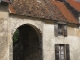 Photo précédente de Coulombs-en-Valois Grande rue - sur la place de l'église, Porche Briard daté de 1636- construction grès plâtre et bois- Entrée de cour commune