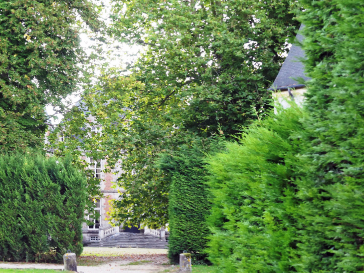 Le château d'Evry caché derrière les arbres - Évry-Grégy-sur-Yerre