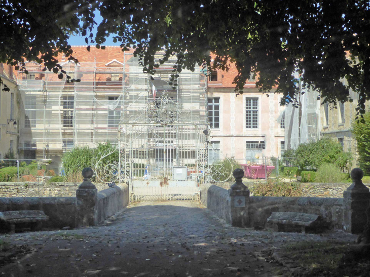 L'entrée du château en cours de rénovation - La Chapelle-Gauthier