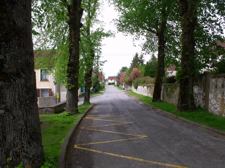 Rue principale du village - Lescherolles