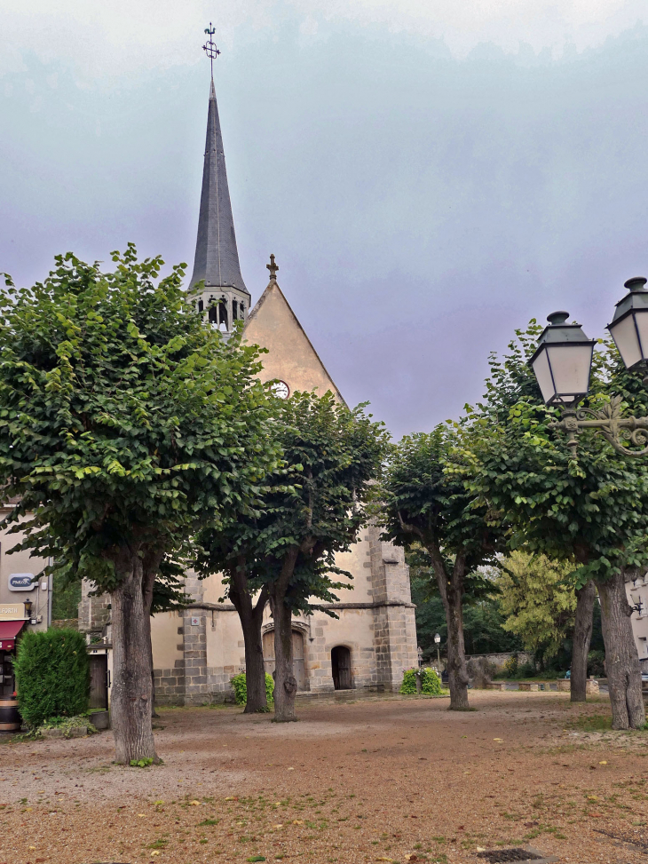 L'église sur la place - Lésigny