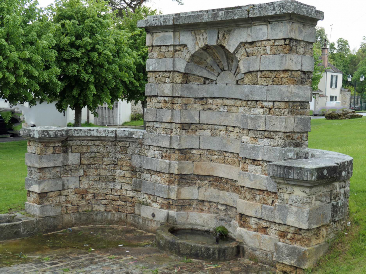 La fontaine - Mauperthuis