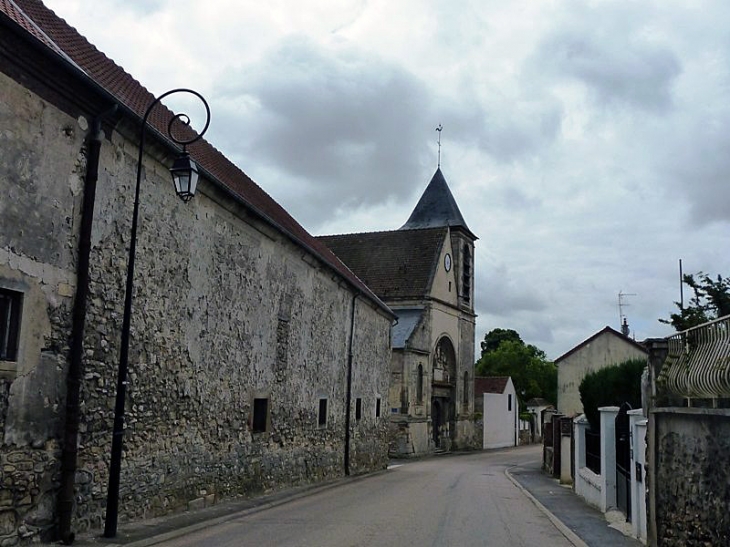 Vers l'église - Nantouillet