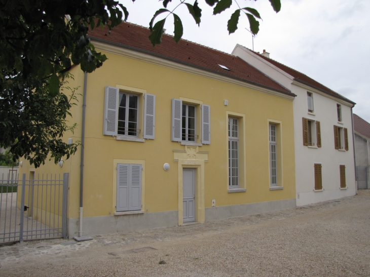 Place de la Mairie-Ancien Asile réhabilité en Gîte rural- Ravalement jaune typique - Ocquerre