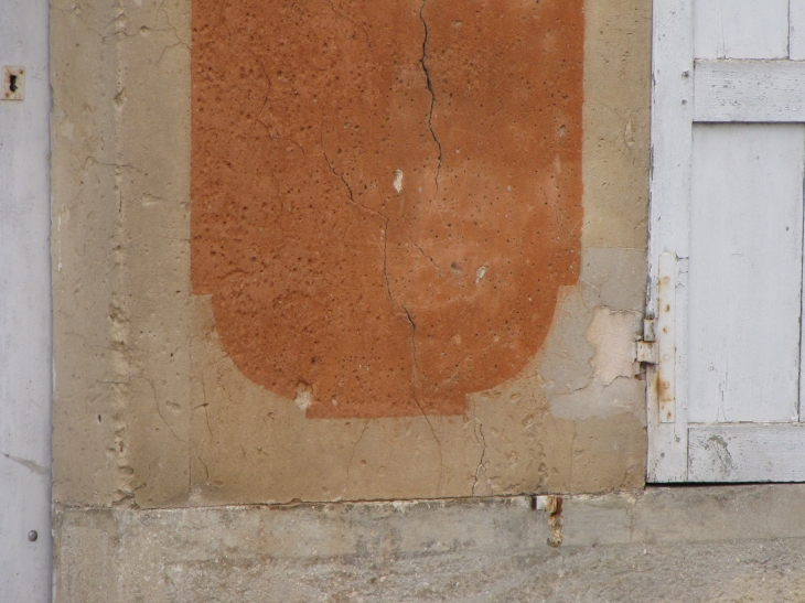 OCQUERRE-Détail de façade au plâtre teinté