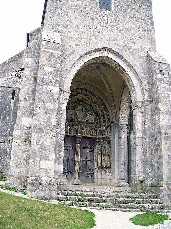 L'entrée de l'église - Saint-Loup-de-Naud