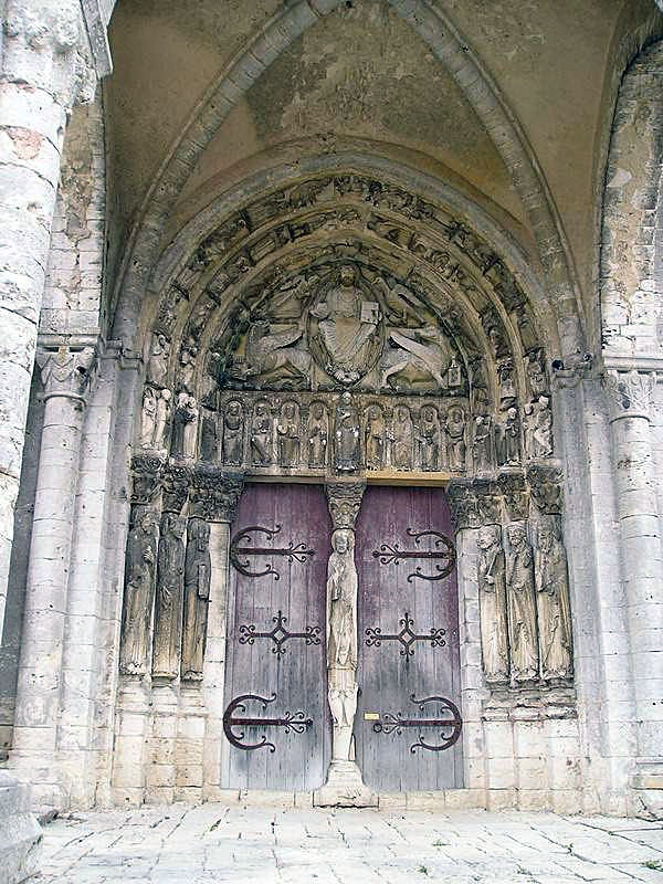 Le portail et les statues - Saint-Loup-de-Naud