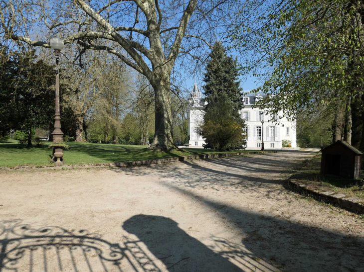 Le château dans son parc - Touquin