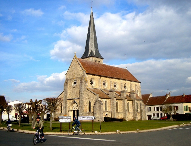 L'église Notre-Dame de la Nativité (13ème siècle) - Villeneuve-le-Comte