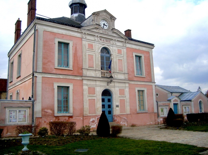La mairie de la bourgade fondée en 1203 - Villeneuve-le-Comte