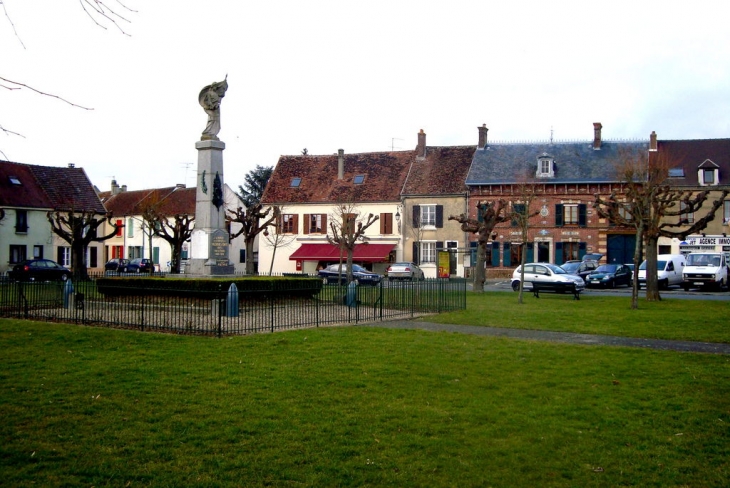 Place principale de la cité villecomtoise, perdue entre forêts et champs de blés, de maïs et tournesols - Villeneuve-le-Comte