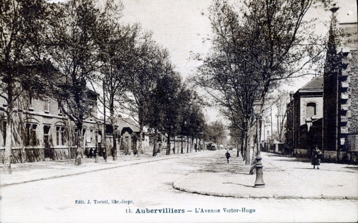 L'Avenue Victor Hugo, vers 1942 (carte postale ancienne). - Aubervilliers