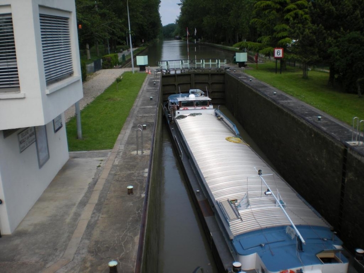 L'écluse et au delà le canal - Neuilly-sur-Marne