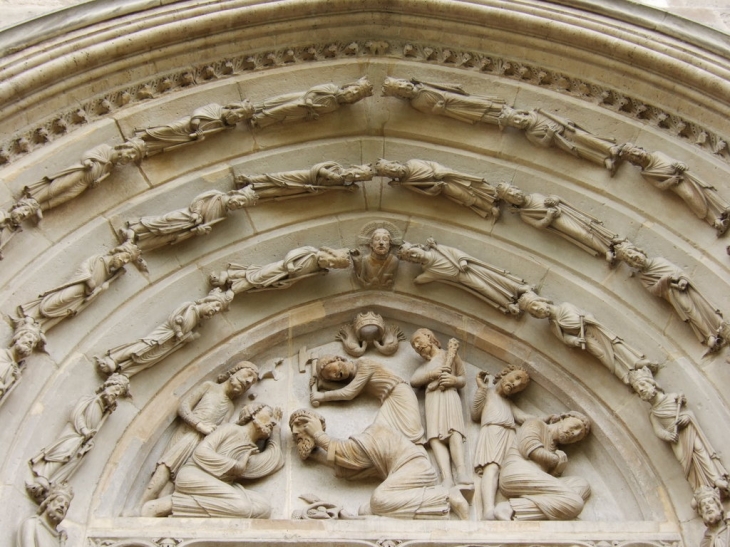 Basilique, portail nord, le martyre de St-Denis - Saint-Denis