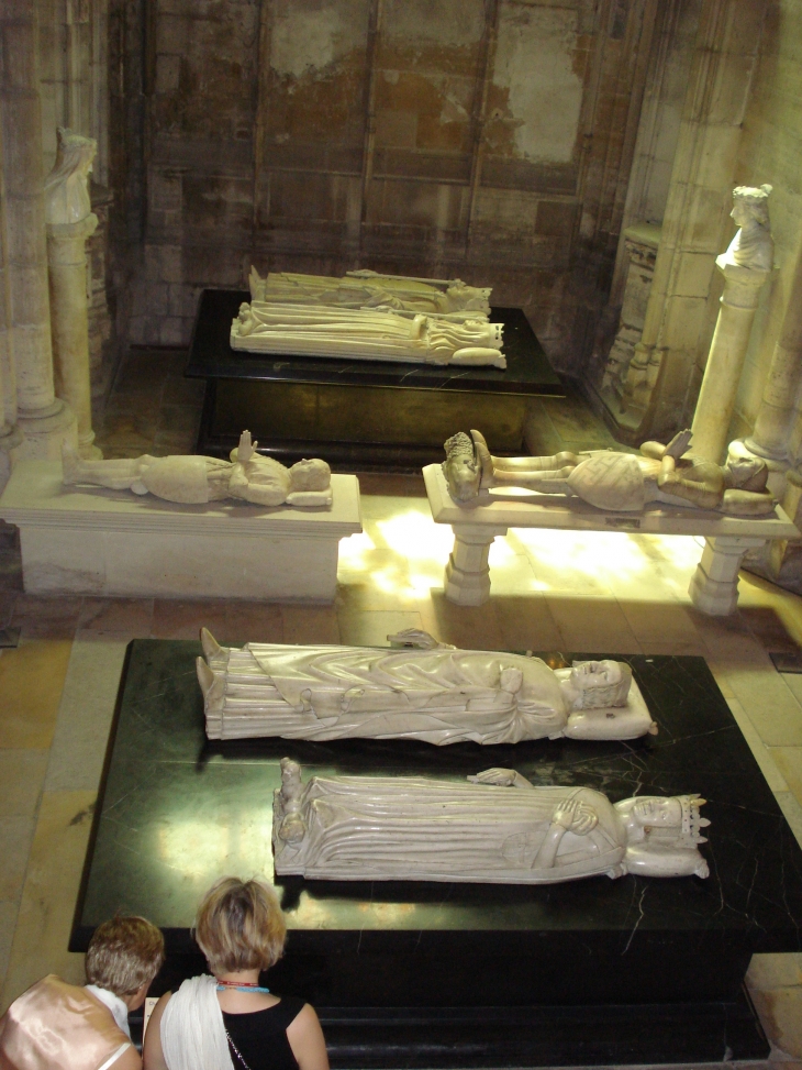 Saint-Denis (93200) basilique: gisants
