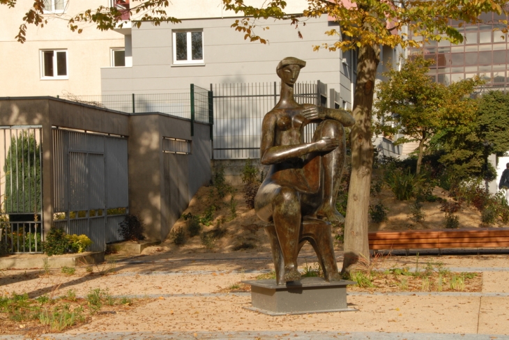Sur la place, une statue que les enfants aiment - Tremblay-en-France