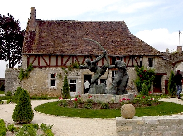 Le musée jardin Bourdelle d'Egreville abrite en pleine nature 56 sculptures de l'artiste  comme Héraklès archer - Écouen