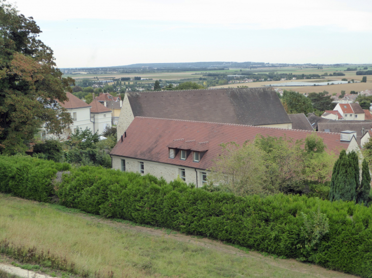 Les écuries et la grange à dîme vus de la terrasse du château - Écouen