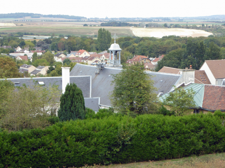 L'hôtel de ville vue de la terrasse du château - Écouen