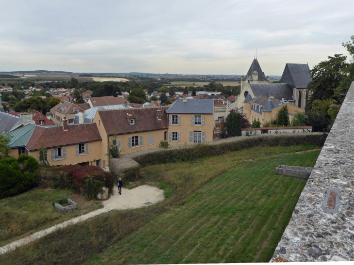 Le village et l'église vus de la terrasse du château - Écouen