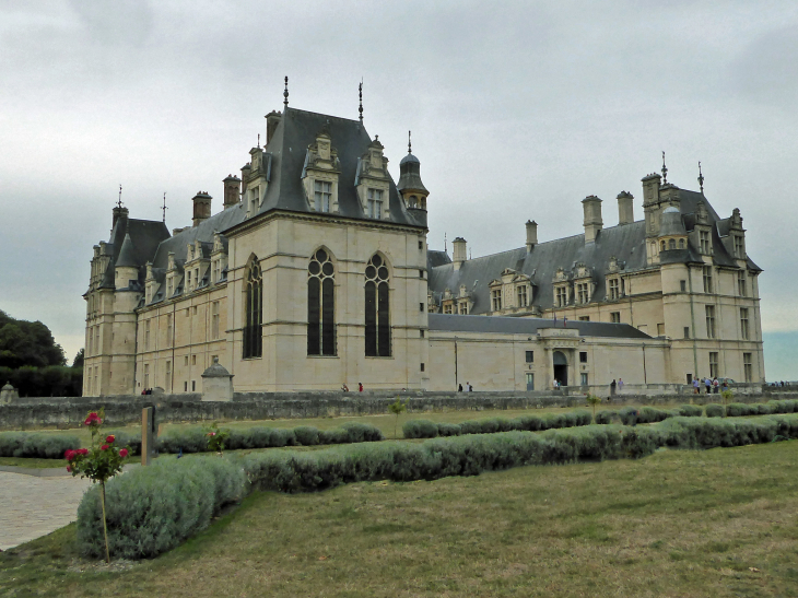 Devant l'entrée principale du château - Écouen
