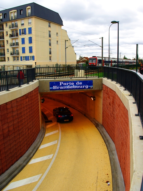 L'entrée du tunnel, inauguré le 28 novembre 2009,  place de la République - Franconville