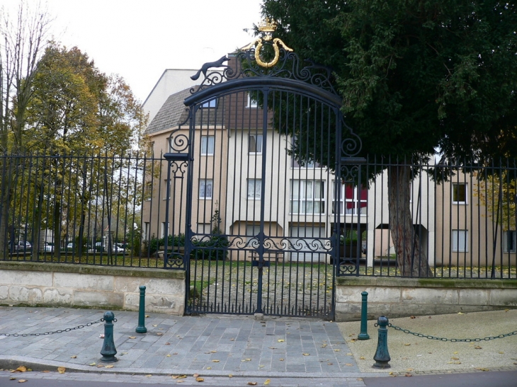 La Grille du parc de l'ancien château, face à l'église Saint Martin - Garges-lès-Gonesse
