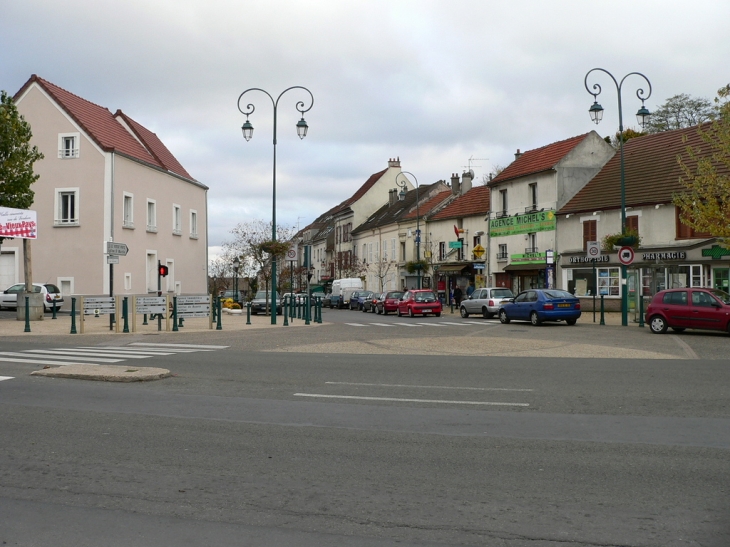 Vieux pays: La rue de Verdun , vue depuis l'avenue de Stalingrad - Garges-lès-Gonesse