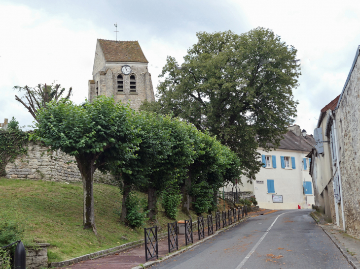 L'église dans le village - Jagny-sous-Bois