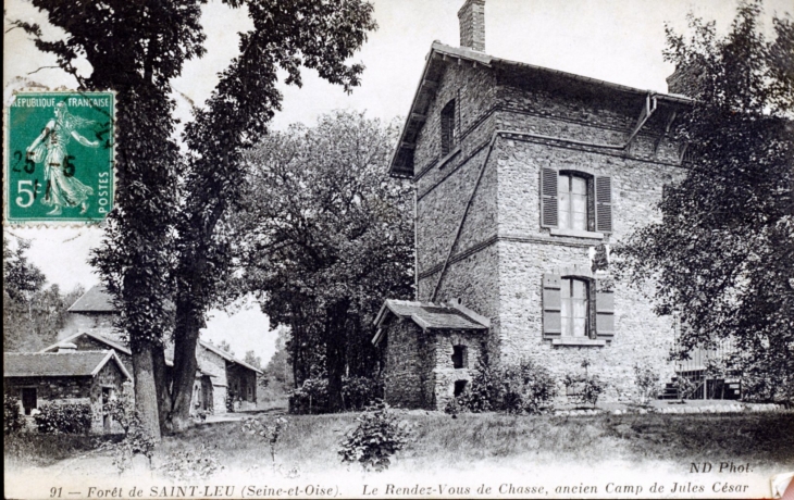 Forêt de Saint Leu - Le Rendez Vous de Chasse, ancien camp Jules César, vers 1911 (carte postale ancienne). - Saint-Leu-la-Forêt