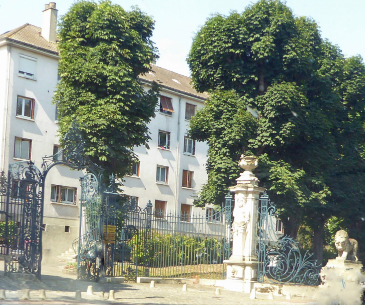 Ancien portail du château du Barry - Bougival