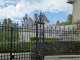 le château derrière ses grilles