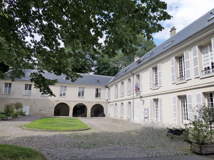 La mairie dans la cour du château - L'Étang-la-Ville